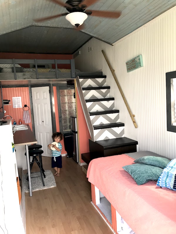 Cozinha e sala da tiny house