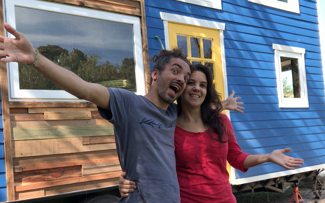 TOUR DA NOSSA TINY HOUSE – PT. 1   SALA E COZINHA