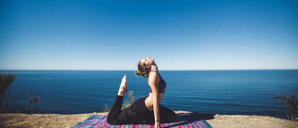 AS MELHORES POSTURAS DE YOGA PARA DORES NAS COSTAS E NA LOMBAR