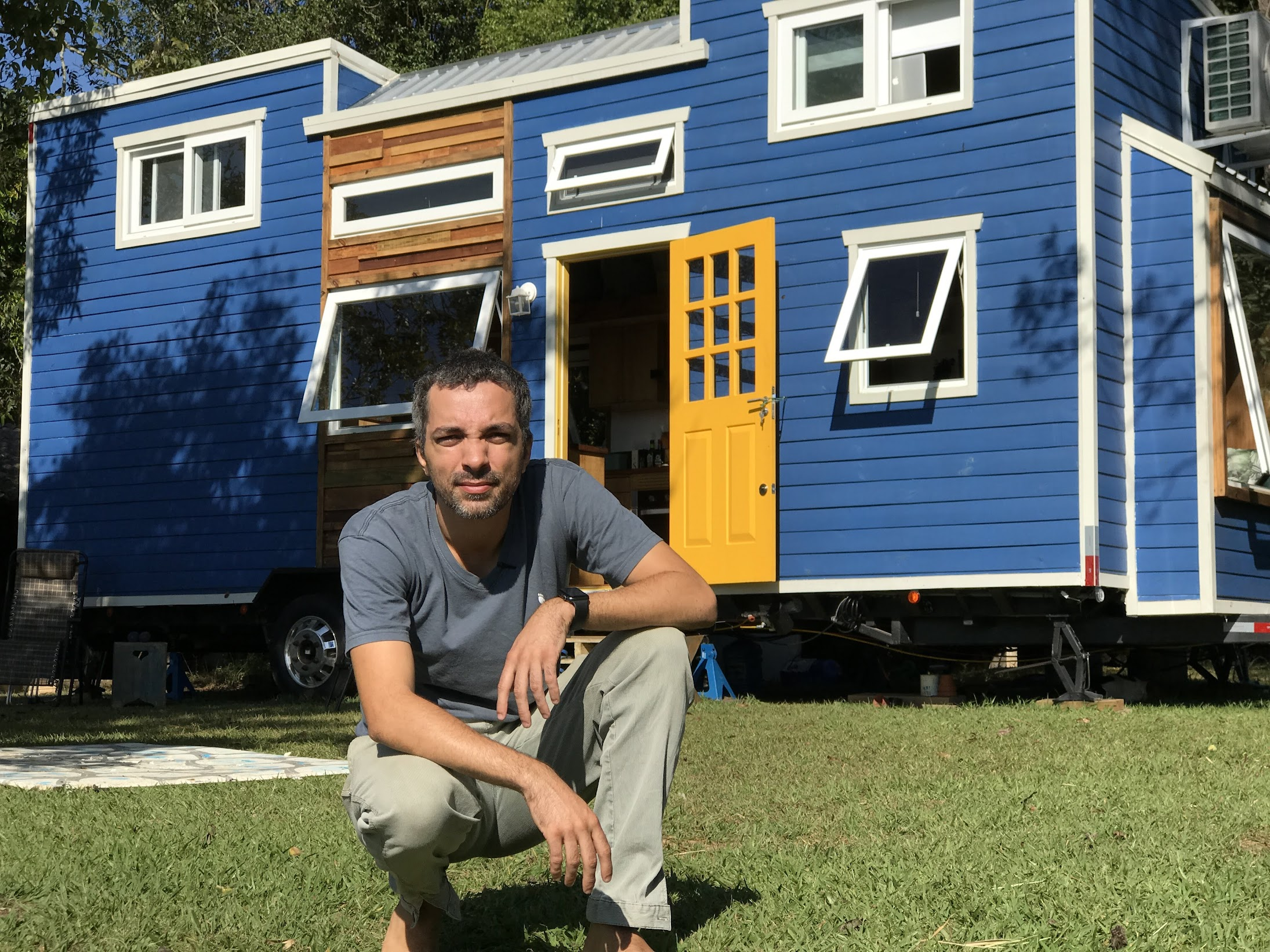 O que é tiny house? | robson lunardi na frente da tiny house brasileira araraúna